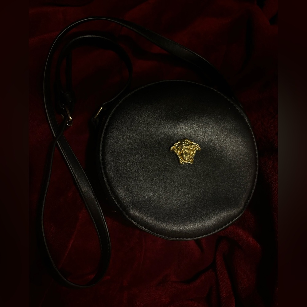 Versace black and gold leather round bag
#trending #fashion